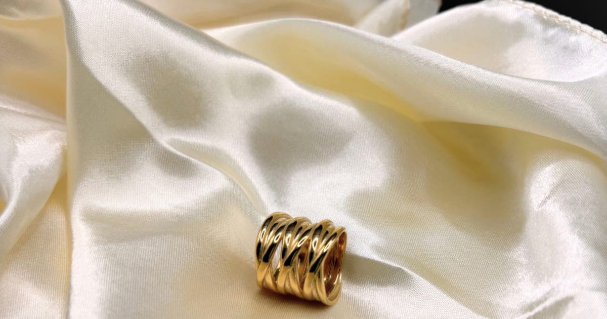 Première bague en or : comment la choisir (cadeau 18 ans, diplôme, étape de vie)