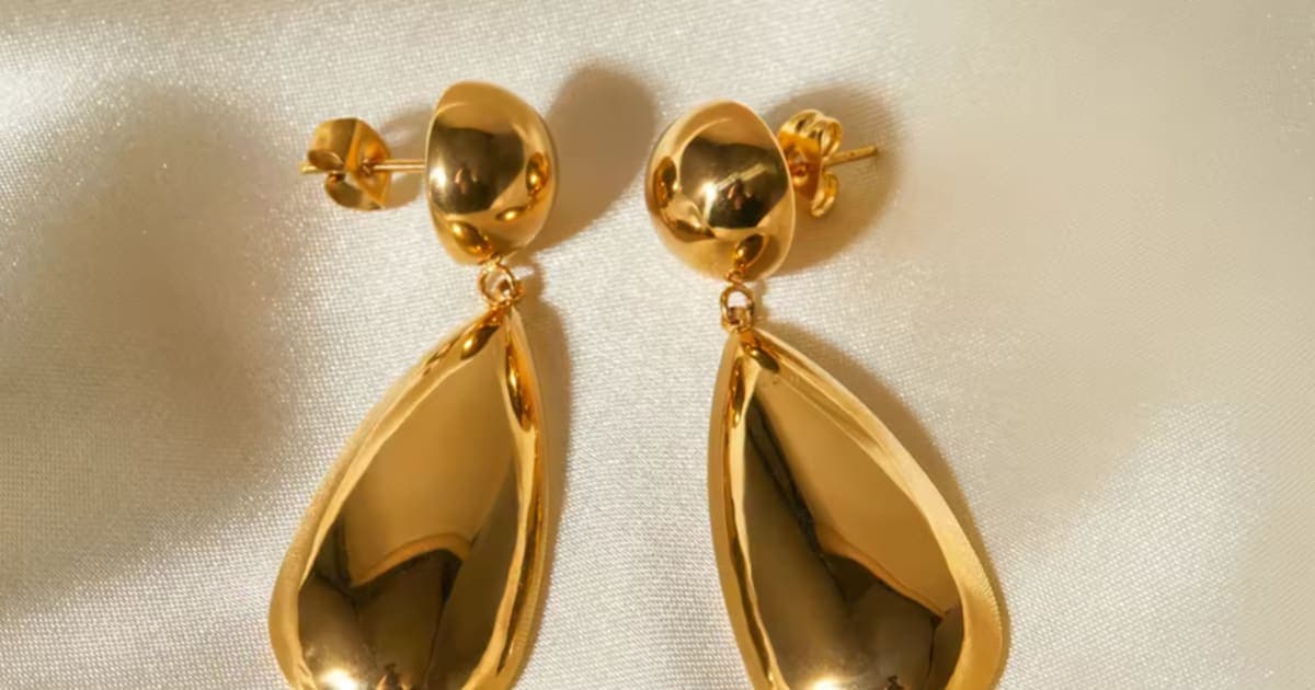 Comment nettoyer ses bijoux en or et en argent à la maison (sans les abîmer)